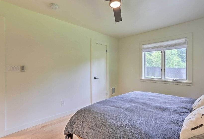 Modern Hideaway W/ Deck + State Forest Access