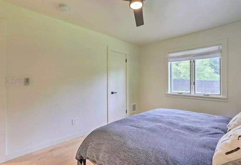 Modern Hideaway W/ Deck + State Forest Access