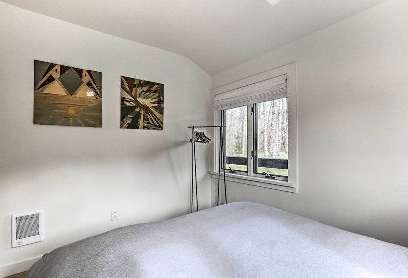 Modern Hideaway W/ Deck + State Forest Access