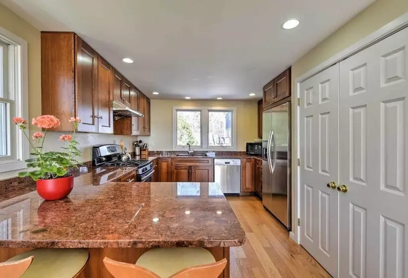 Multi Level Marion House: Loft, Deck + Ocean Views