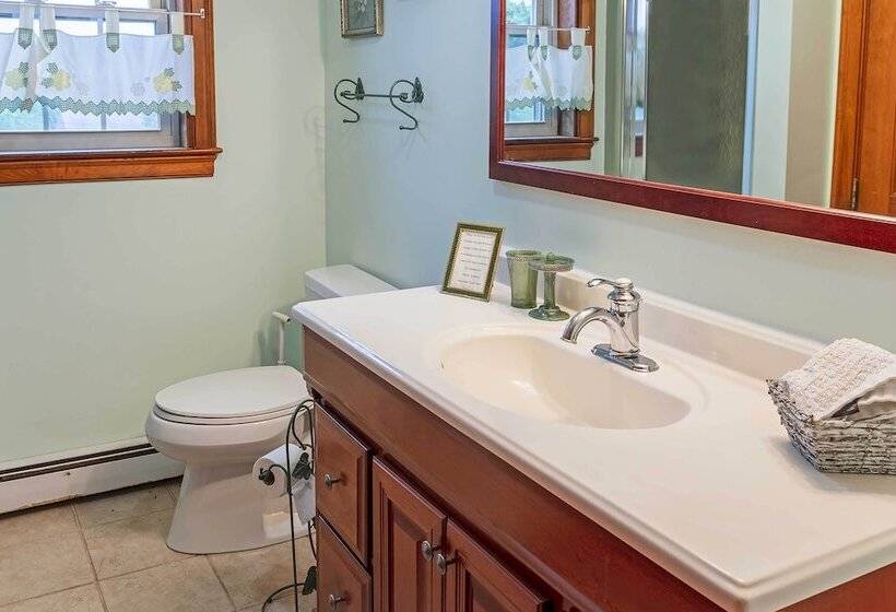 Pet Friendly West Yarmouth Home 1/2 Mi To Beach