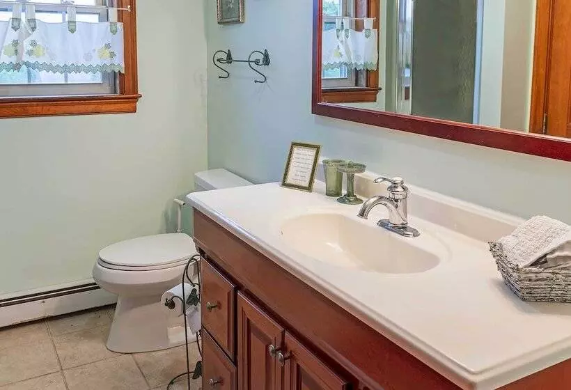 Pet Friendly West Yarmouth Home 1/2 Mi To Beach