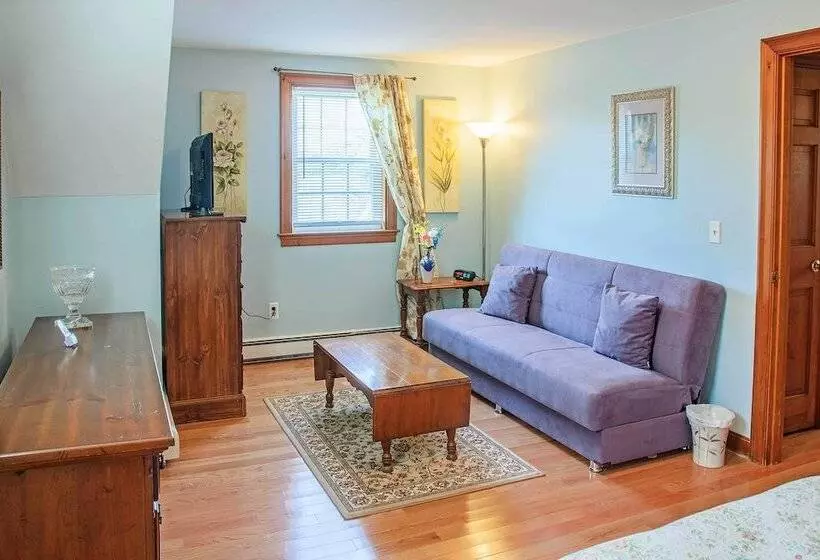 Pet Friendly West Yarmouth Home 1/2 Mi To Beach