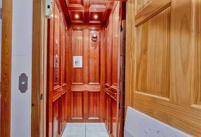 Riverfront Carrabelle Home W/ Furnished Patio!