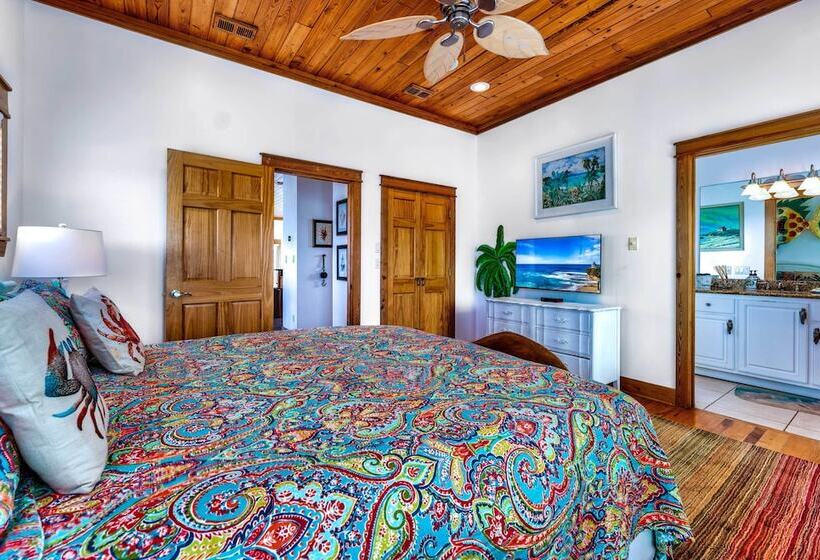 Riverfront Carrabelle Home W/ Furnished Patio!