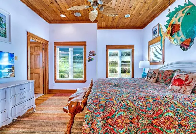 Riverfront Carrabelle Home W/ Furnished Patio!