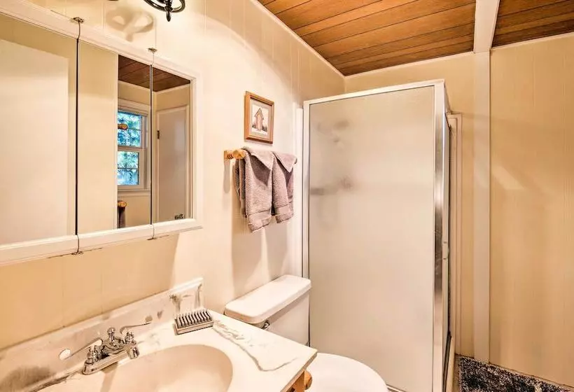 South Lake Tahoe Home W/ Deck & Mountain View!