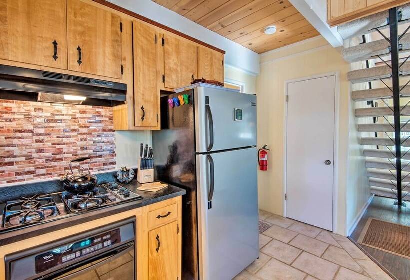 South Lake Tahoe Home W/ Deck & Mountain View!