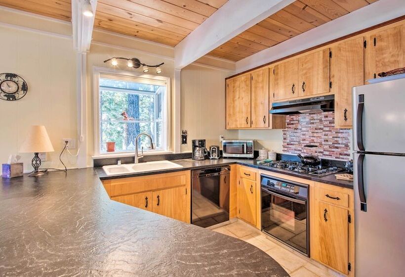 South Lake Tahoe Home W/ Deck & Mountain View!
