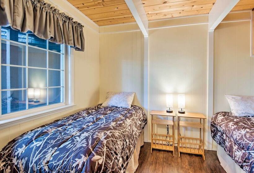 South Lake Tahoe Home W/ Deck & Mountain View!