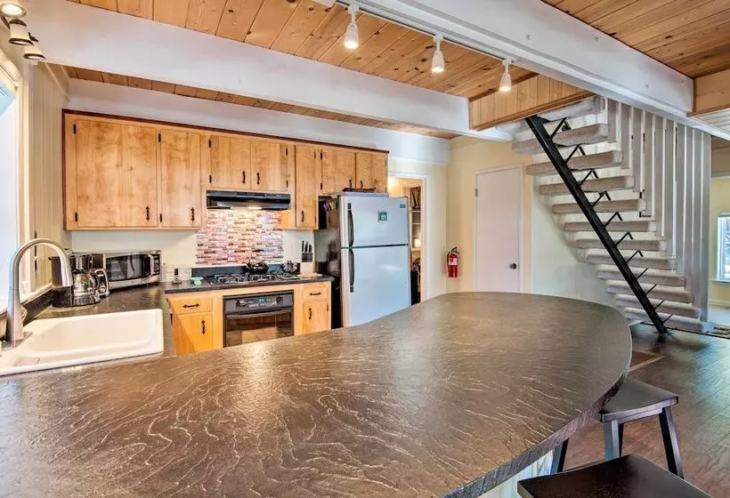 South Lake Tahoe Home W/ Deck & Mountain View!