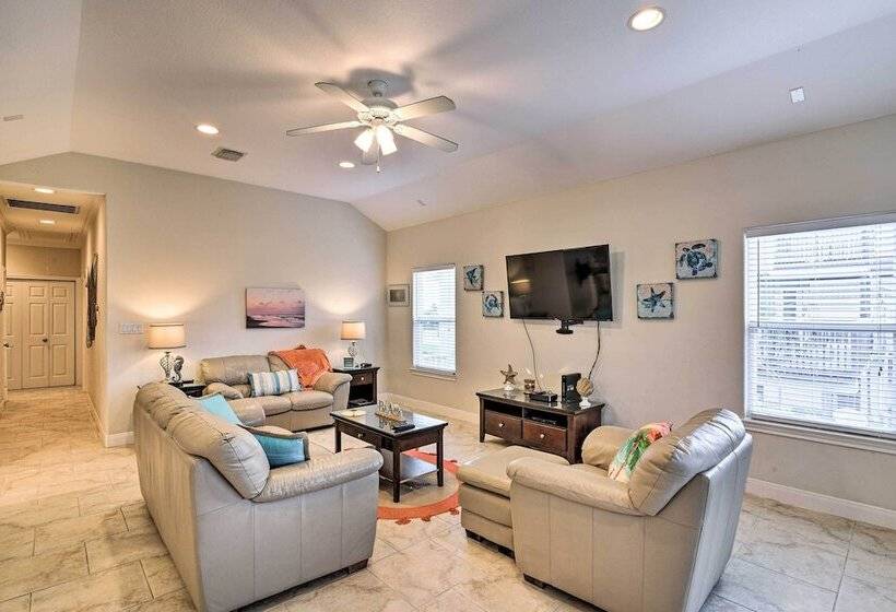 < 1 Mi To Beach: Salty Dog House In Galveston!