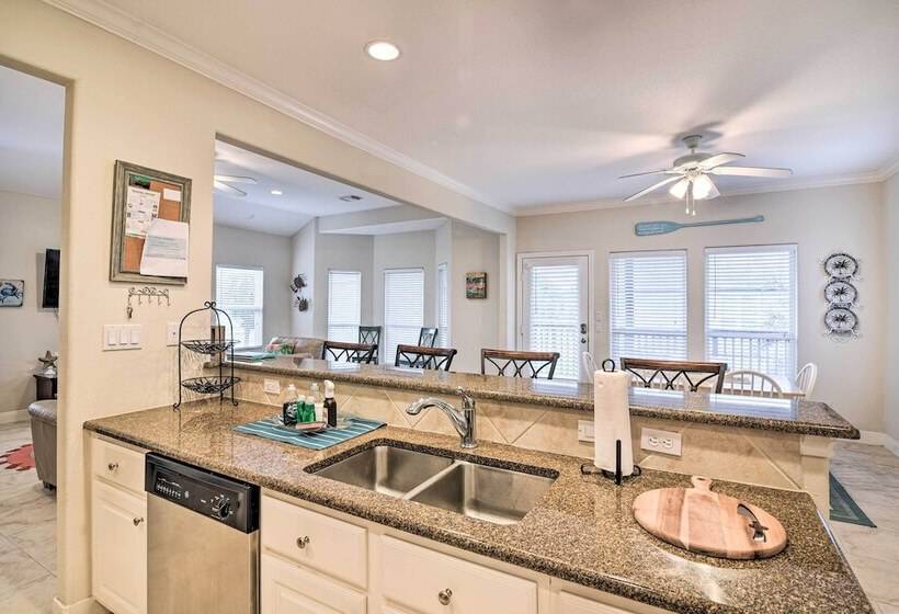 < 1 Mi To Beach: Salty Dog House In Galveston!