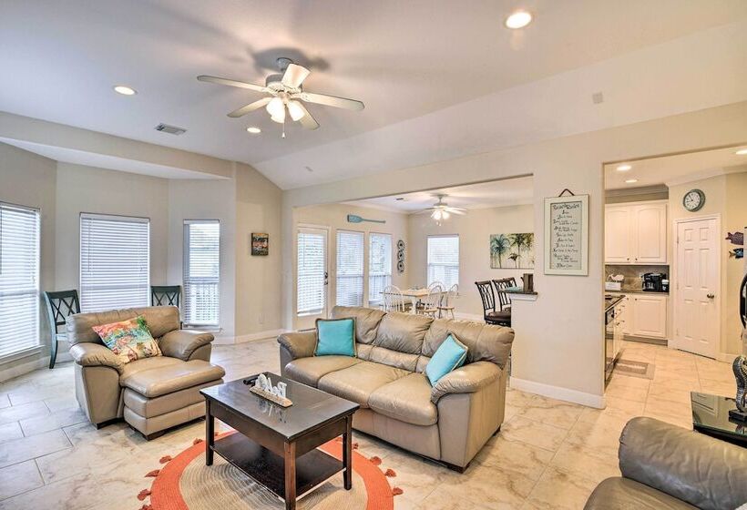 < 1 Mi To Beach: Salty Dog House In Galveston!