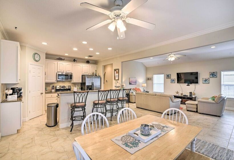 < 1 Mi To Beach: Salty Dog House In Galveston!