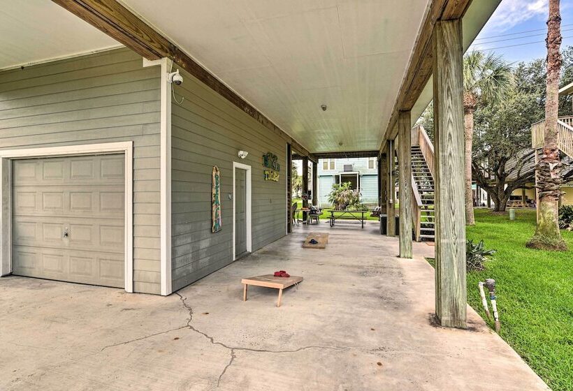 < 1 Mi To Beach: Salty Dog House In Galveston!