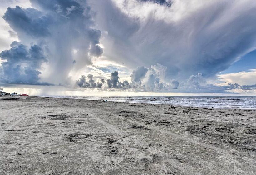 < 1 Mi To Beach: Salty Dog House In Galveston!