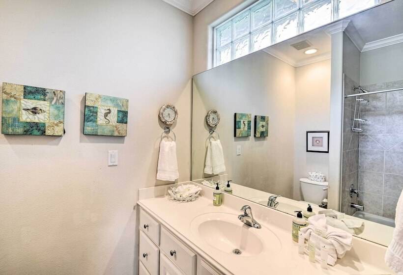 < 1 Mi To Beach: Salty Dog House In Galveston!