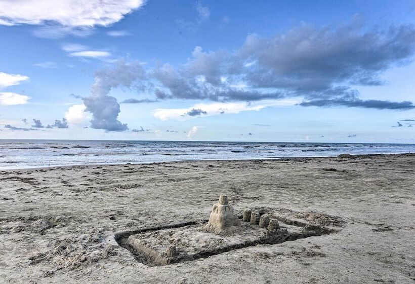 < 1 Mi To Beach: Salty Dog House In Galveston!