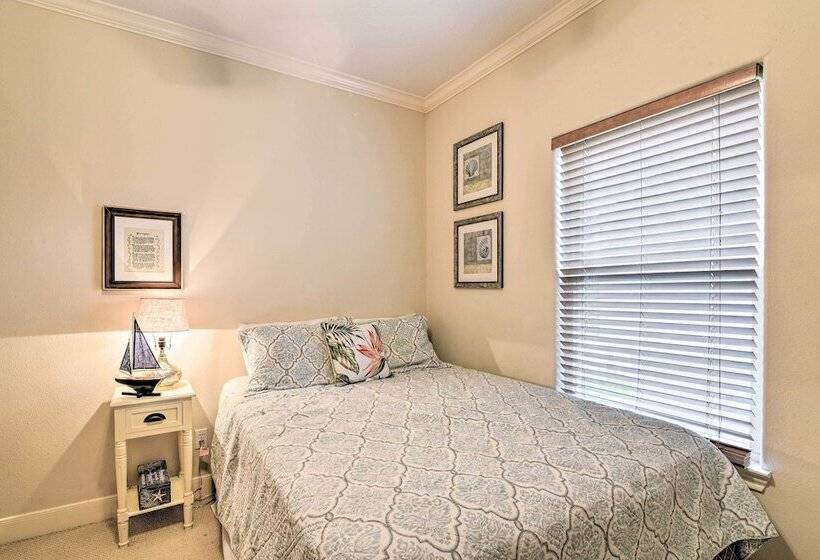 < 1 Mi To Beach: Salty Dog House In Galveston!