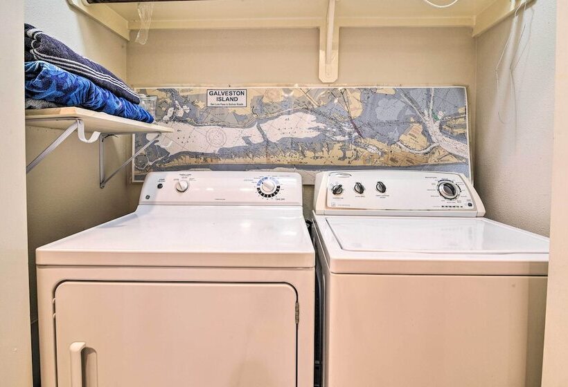 < 1 Mi To Beach: Salty Dog House In Galveston!