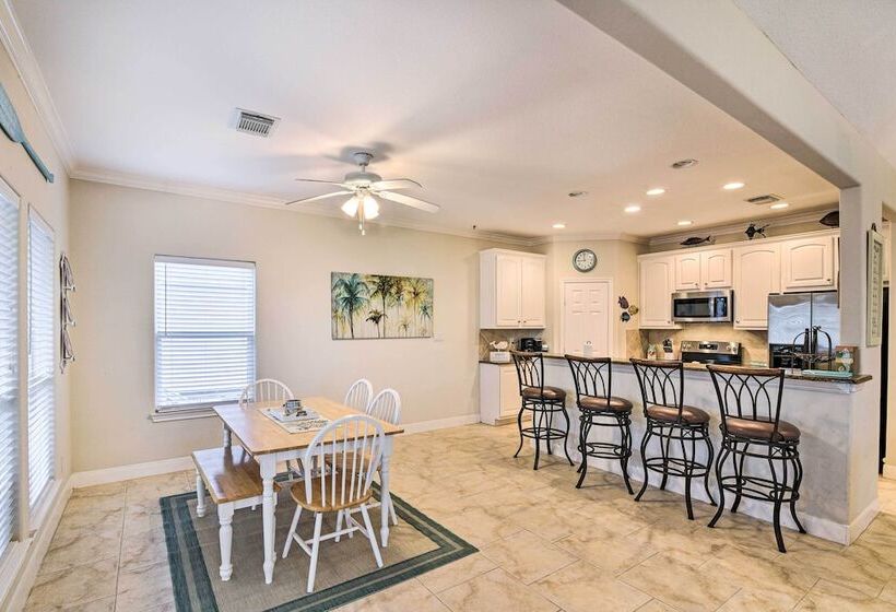 < 1 Mi To Beach: Salty Dog House In Galveston!