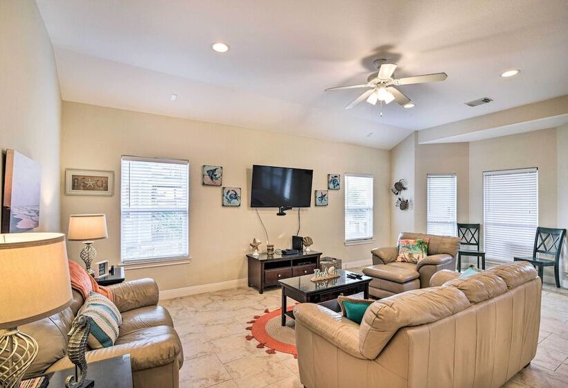 < 1 Mi To Beach: Salty Dog House In Galveston!