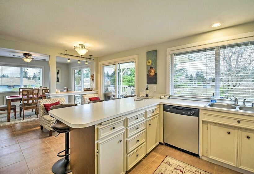 Spacious Tacoma Getaway: 2 Mi To Old Town!