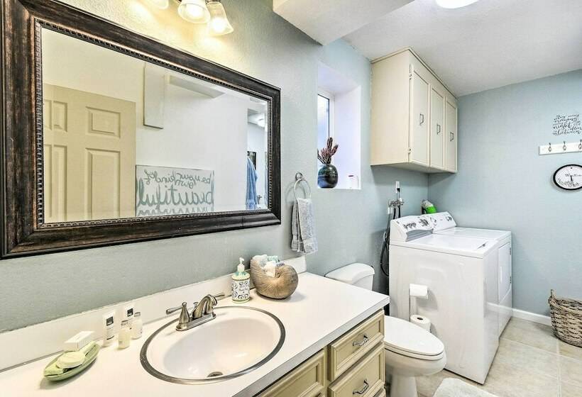 Spacious Tacoma Getaway: 2 Mi To Old Town!