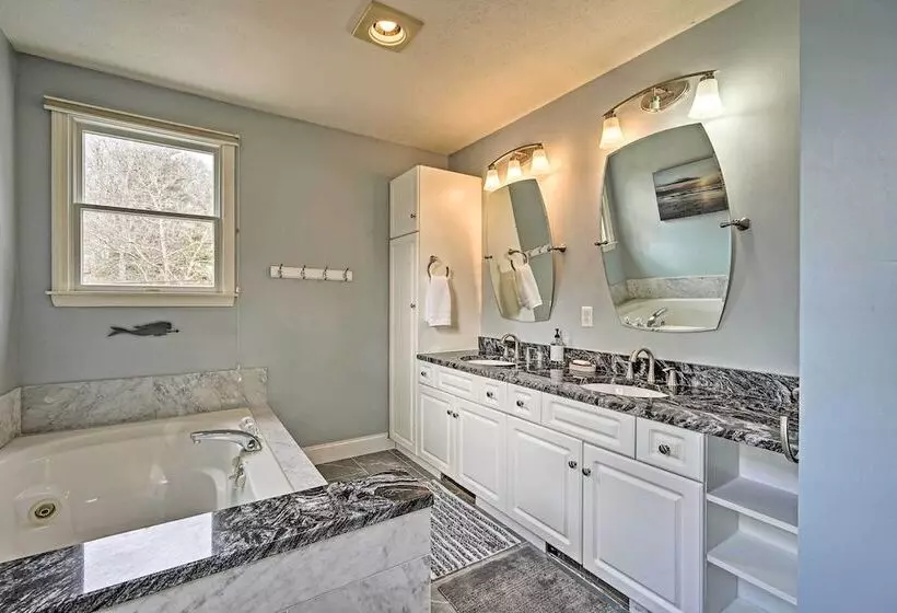 Spacious Waterfront Falmouth Home On Jenkins Pond!