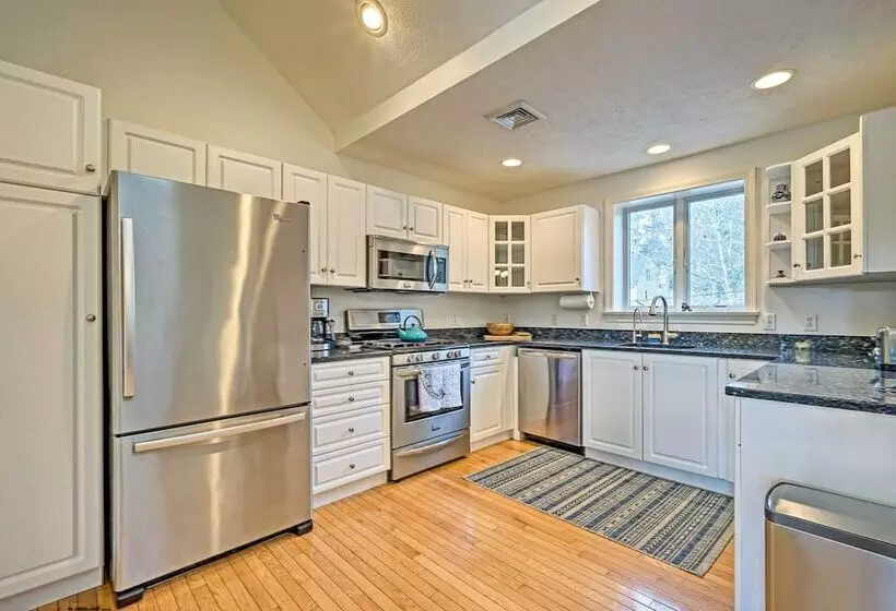 Spacious Waterfront Falmouth Home On Jenkins Pond!