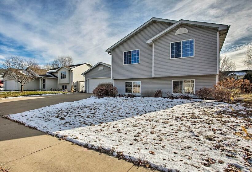 Suburban Gem W/yard+deck 5mi From Dtwn Rochester!