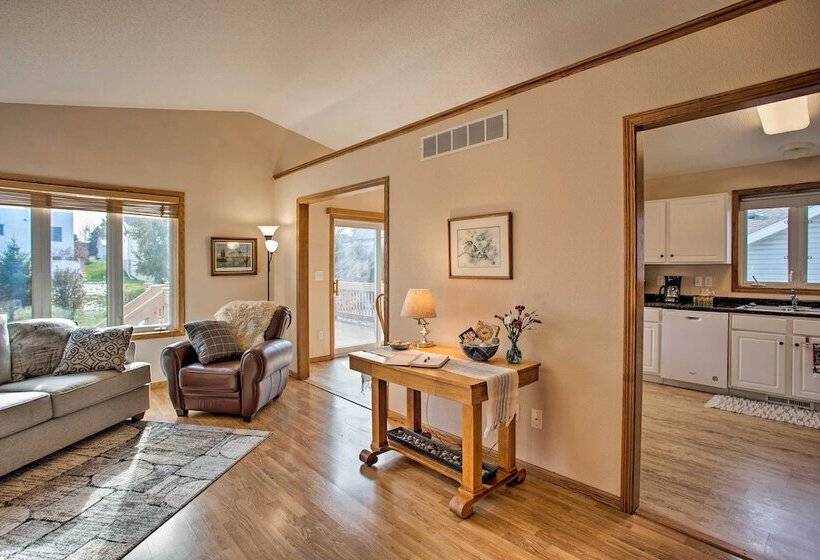 Suburban Gem W/yard+deck 5mi From Dtwn Rochester!