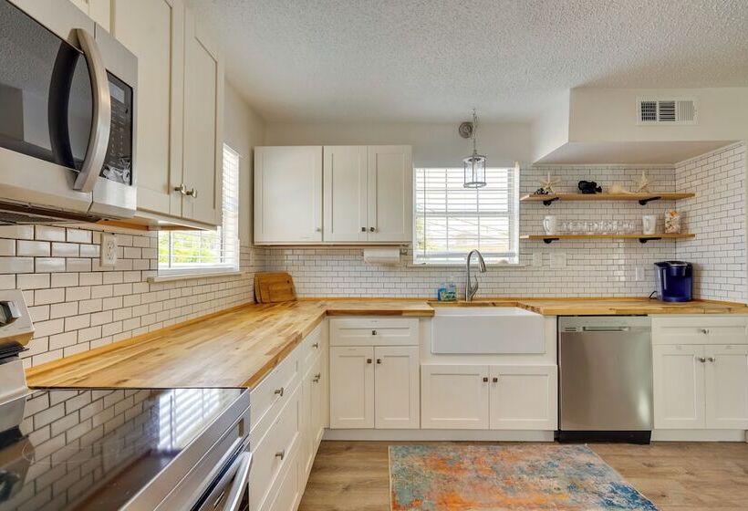 A Frame Family Home Near Beach: Beach Gear!