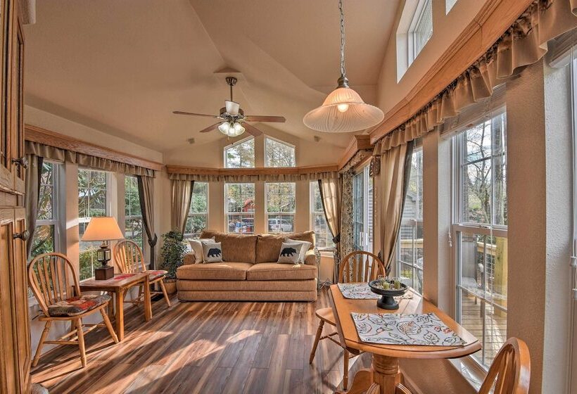 The Cubs Den Woodsy Highlands Home: Hike & Ski!