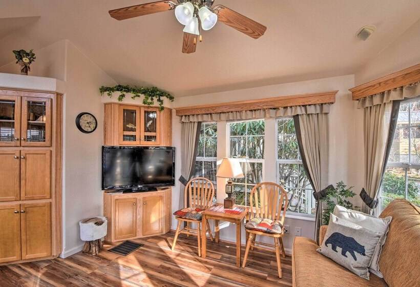 The Cubs Den Woodsy Highlands Home: Hike & Ski!