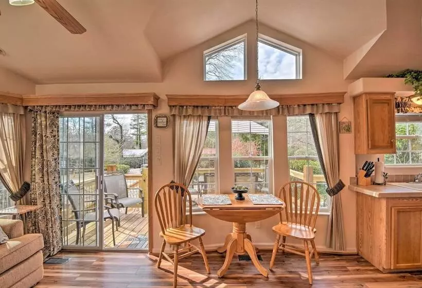 The Cubs Den  Woodsy Highlands Home: Hike & Ski!