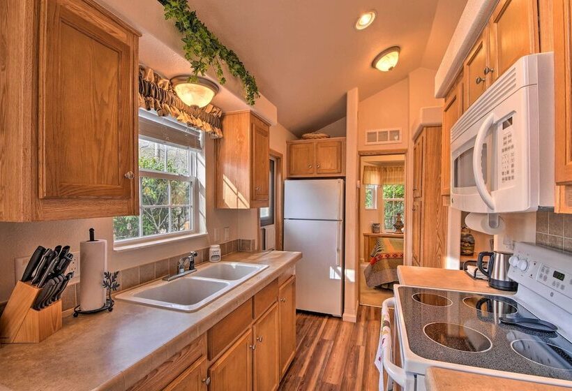 The Cubs Den Woodsy Highlands Home: Hike & Ski!