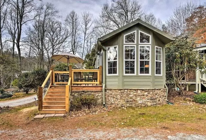 The Cubs Den  Woodsy Highlands Home: Hike & Ski!