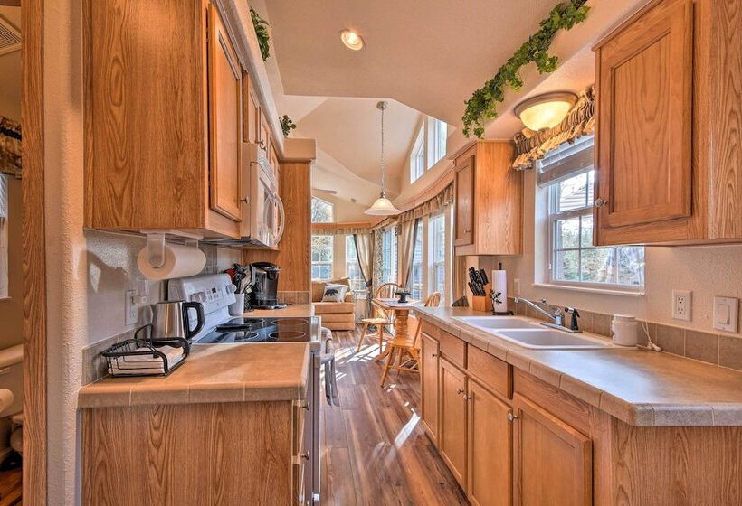 The Cubs Den Woodsy Highlands Home: Hike & Ski!