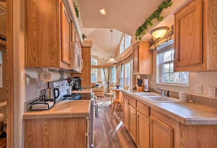 The Cubs Den  Woodsy Highlands Home: Hike & Ski!