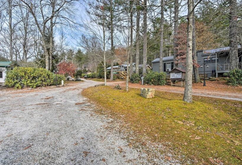 The Cubs Den Woodsy Highlands Home: Hike & Ski!