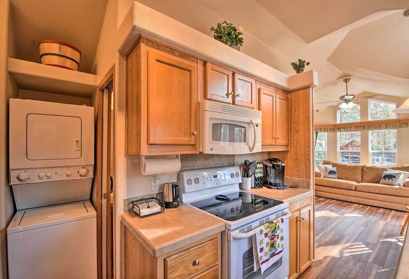 The Cubs Den Woodsy Highlands Home: Hike & Ski!