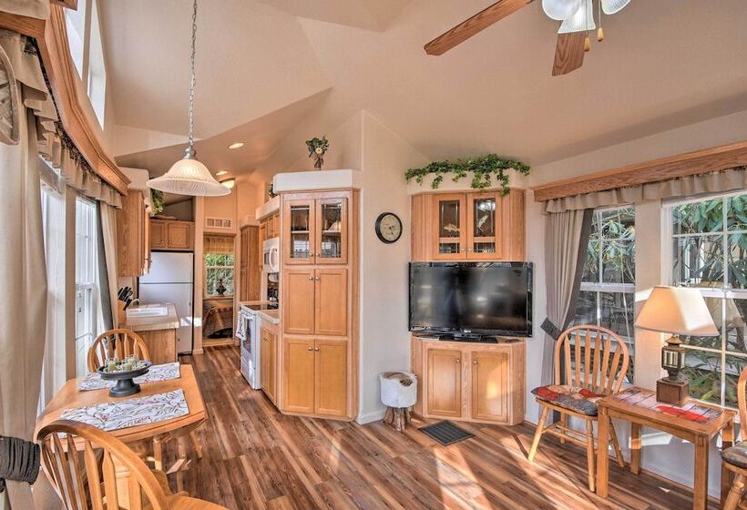 The Cubs Den Woodsy Highlands Home: Hike & Ski!