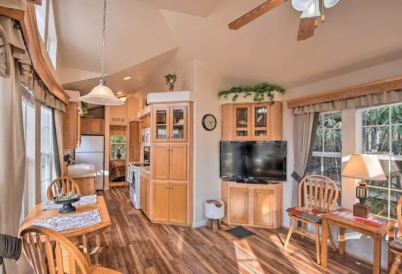 The Cubs Den  Woodsy Highlands Home: Hike & Ski!