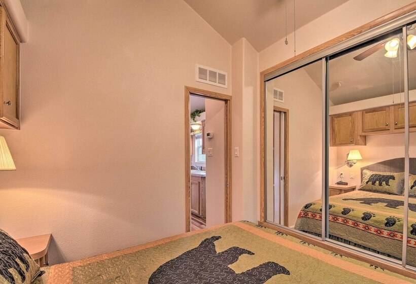 The Cubs Den Woodsy Highlands Home: Hike & Ski!