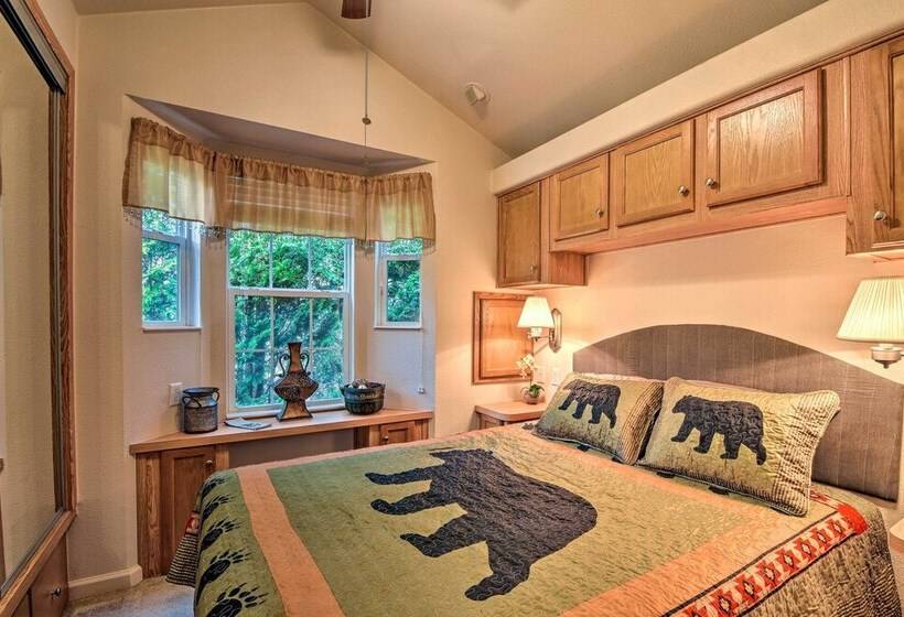 The Cubs Den Woodsy Highlands Home: Hike & Ski!