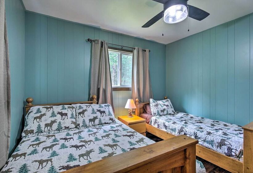 Tomahawk Cottage W/ Fire Pit & Lake Access!