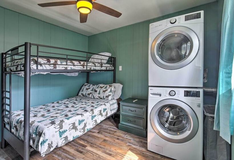 Tomahawk Cottage W/ Fire Pit & Lake Access!