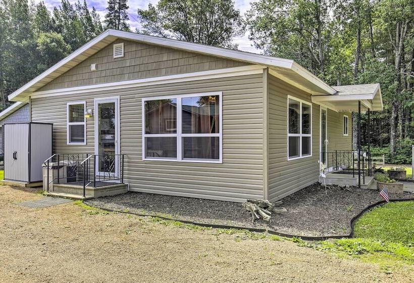 Tomahawk Cottage W/ Fire Pit & Lake Access!